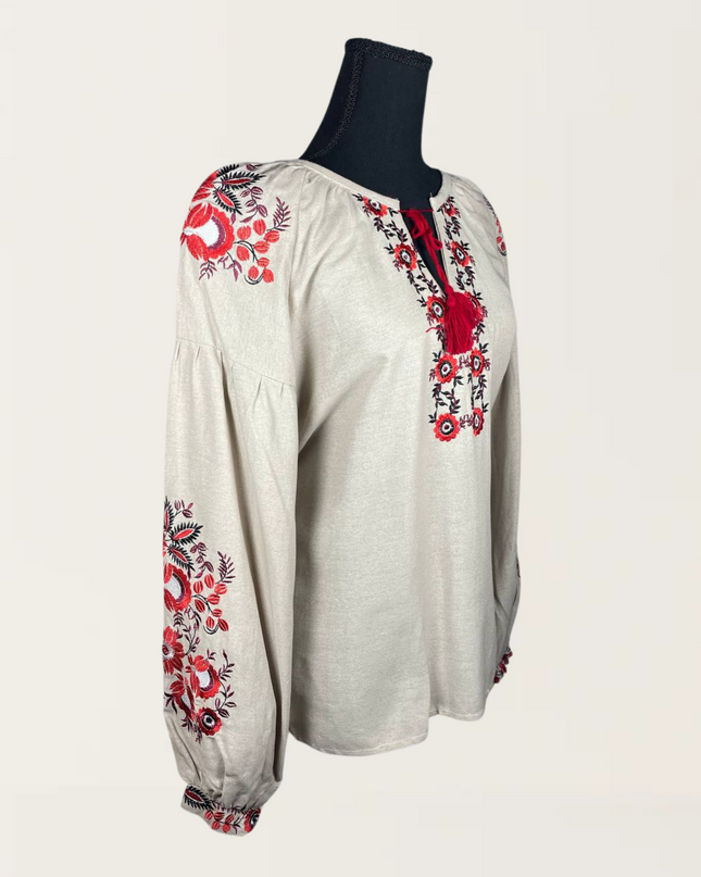 Beige blouse with daisies