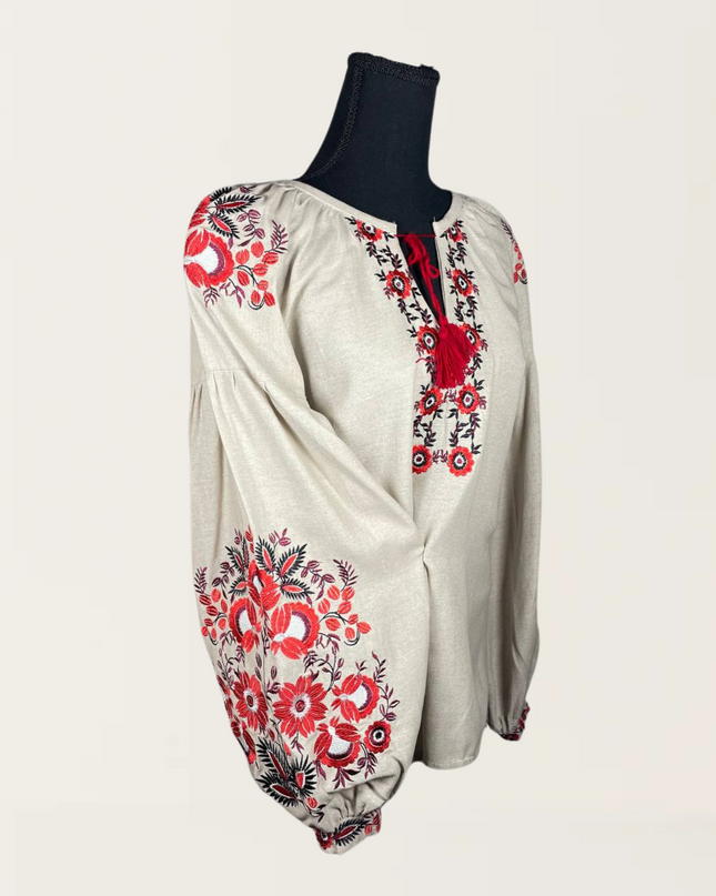 Beige blouse with daisies