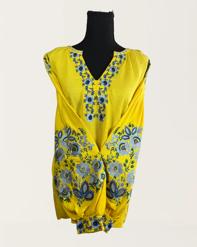 Yellow shirt with daisies